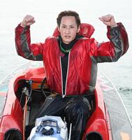 優勝し、ガッツポーズで喜ぶ白井英治