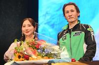 ファーストサマーウイカ（左）から花束を贈呈され、記念撮影に臨む白井英治