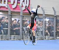 オールガールズクラシックウイニングランをする佐藤水菜を制し（撮影・持木克友）