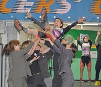 オールガールズクラシック制し仲間から胴上げされる佐藤水菜（撮影・持木克友）