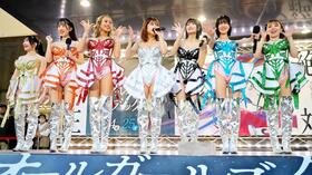 松戸競輪で実施されたバーレスク東京ショータイム（左から）りん、ゆい、レチ、らんか、なちゃん、りあん、じゅんな