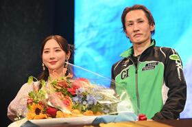 ファーストサマーウイカ（左）から花束を贈呈され、記念撮影に臨む白井英治