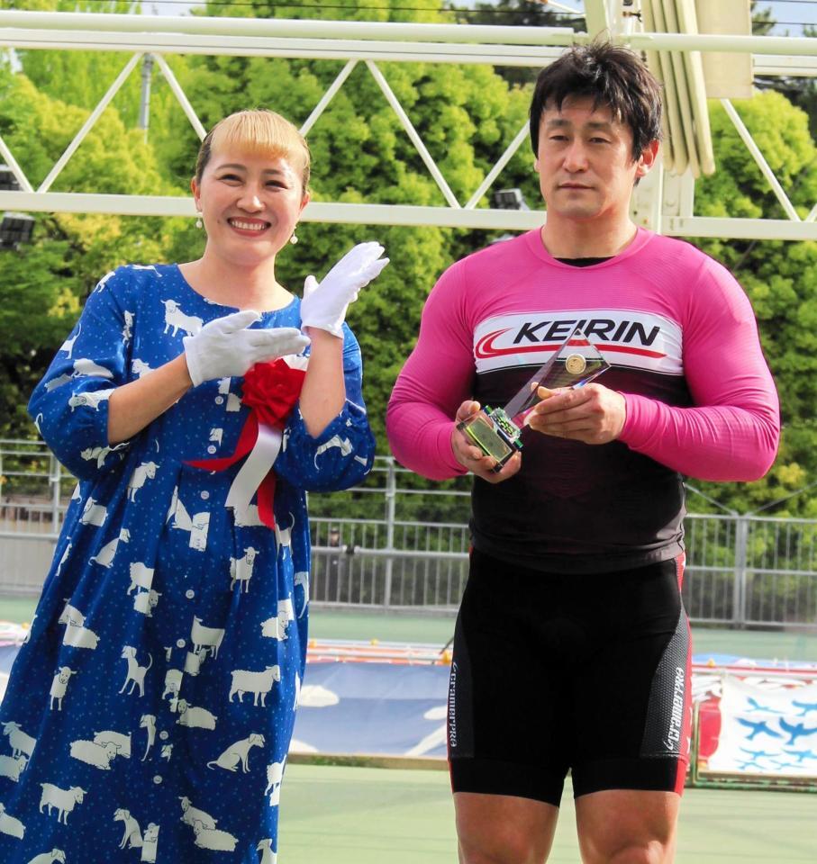 プレゼンターを勤めた丸山桂里奈の祝福を受ける北井佑季