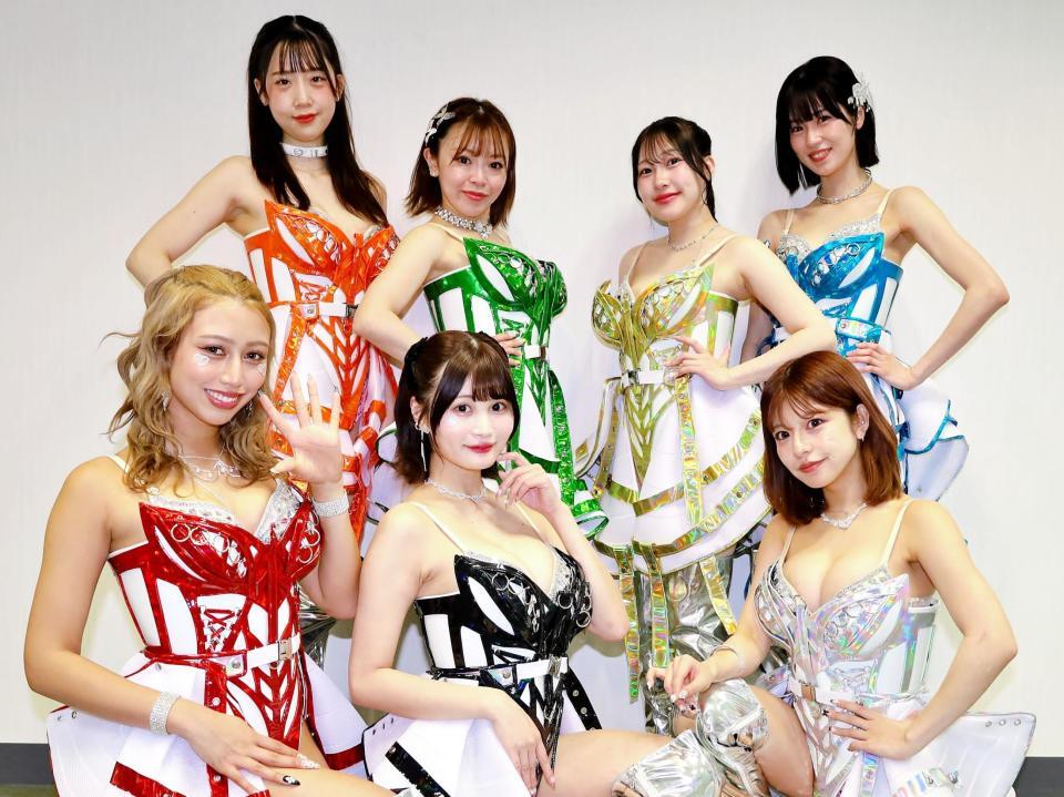 松戸競輪のバーレスク東京ショータイムに出演した７人（後列左から）ゆい、じゅんな、りん、りあん（前列左から）レチ、なちゃん、らんか