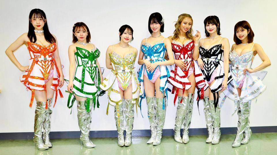 松戸競輪のバーレスク東京ショータイムに出演した７人（左から）ゆい、じゅんな、りん、りあん、レチ、なちゃん、らんか