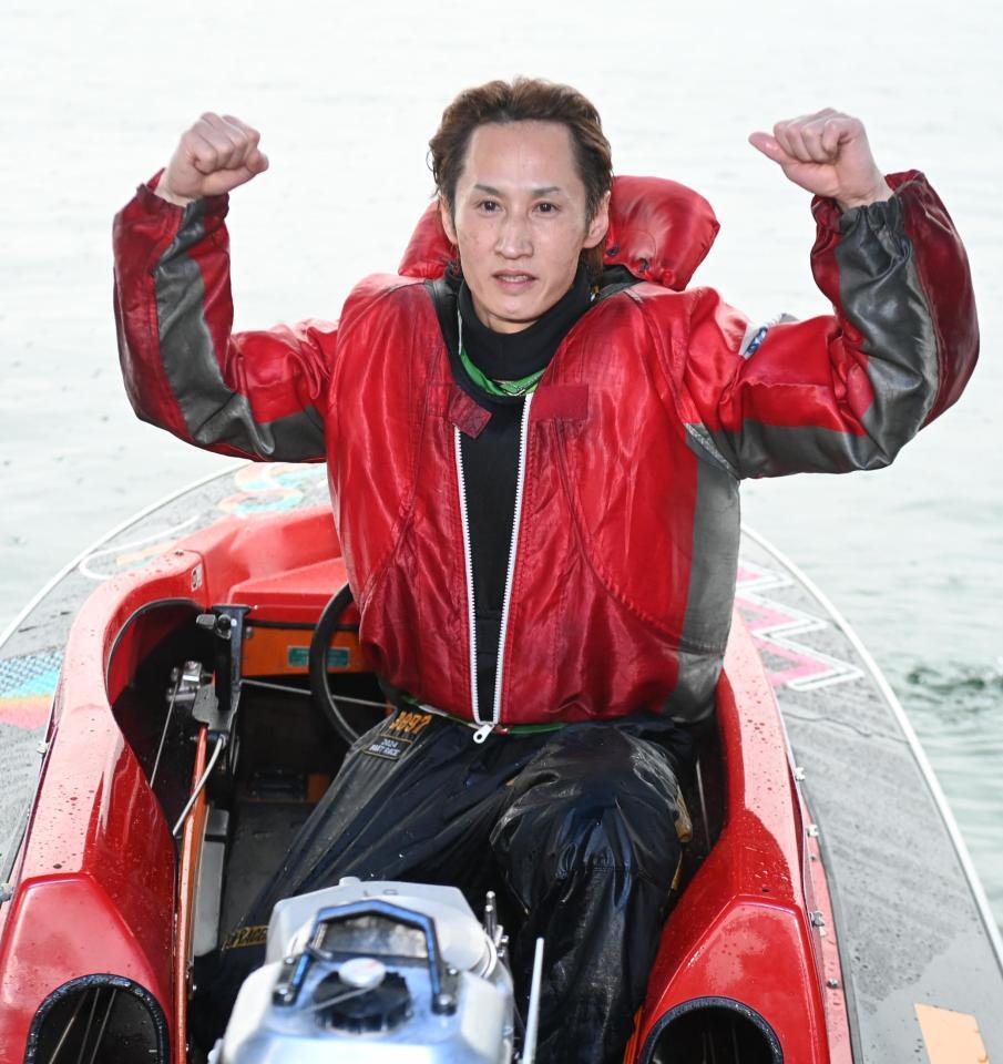 優勝し、ガッツポーズで喜ぶ白井英治