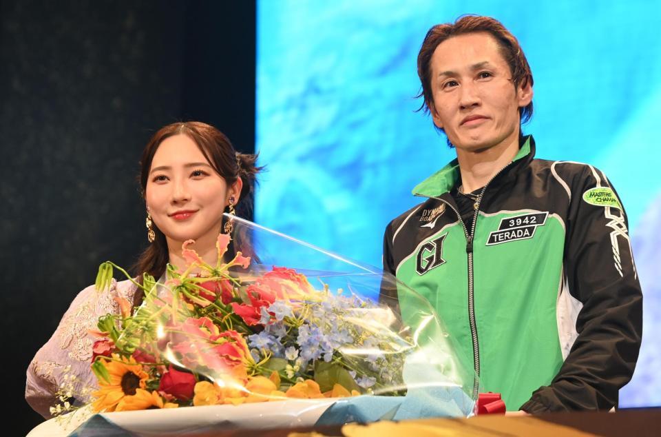 ファーストサマーウイカ（左）から花束を贈呈され、記念撮影に臨む白井英治