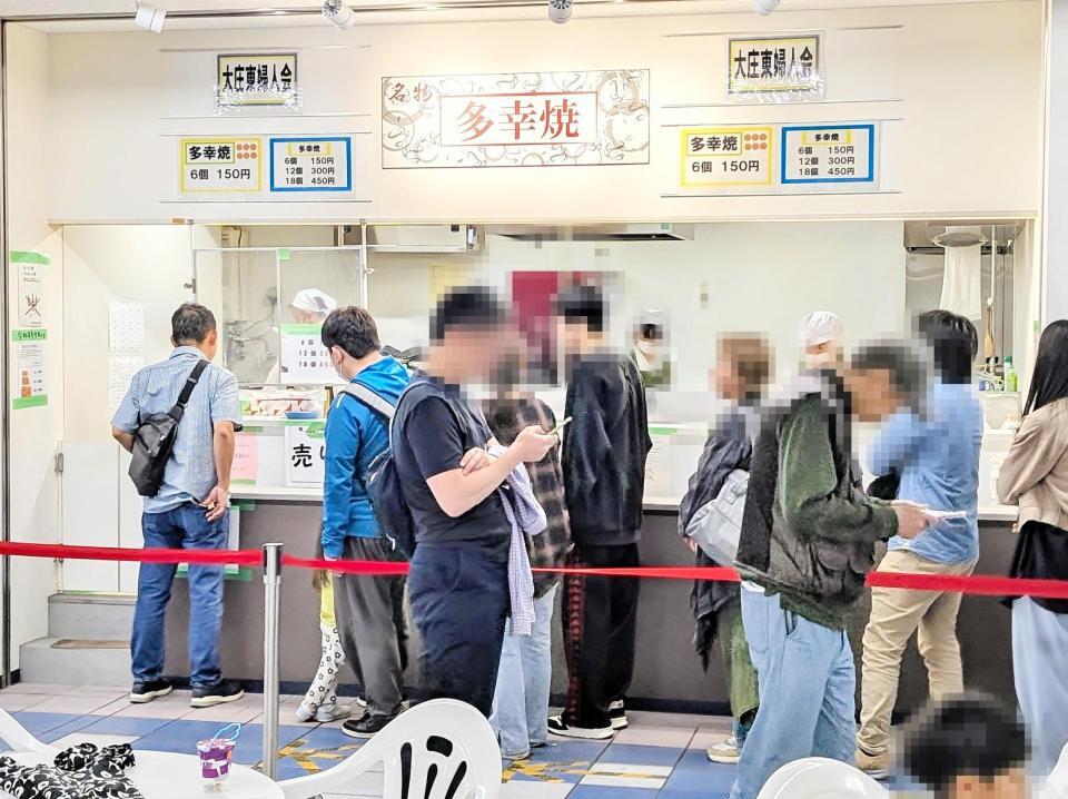 この日は祝日で多幸焼を購入する行列は長かった