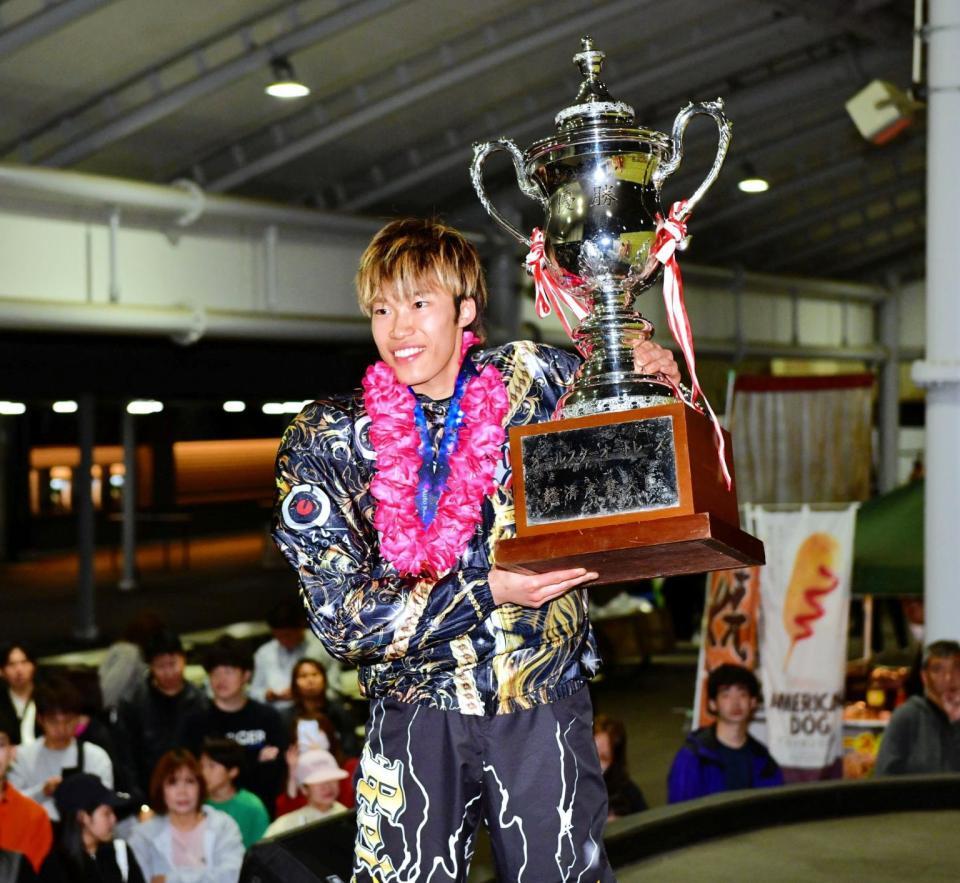 トロフィーを掲げる佐藤励