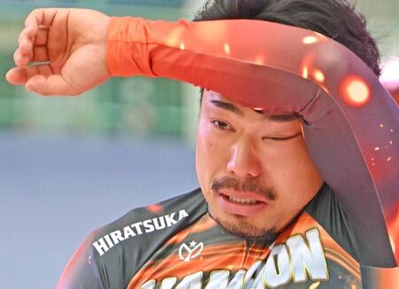 日本選手権競輪を制し、涙ぐむ古性優作