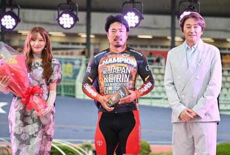 日本選手権競輪を制し、プレゼンターの中田花奈（左）、近藤真彦（右）と写真撮影に臨む古性優作