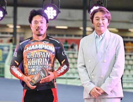 日本選手権競輪を制し、スペシャルプレゼンターの近藤真彦（右）と写真撮影に臨む古性優作