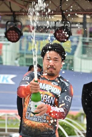 シャンパンを手に優勝を喜ぶ古性優作