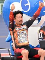 日本選手権競輪を制し、ポーズをとる古性優作