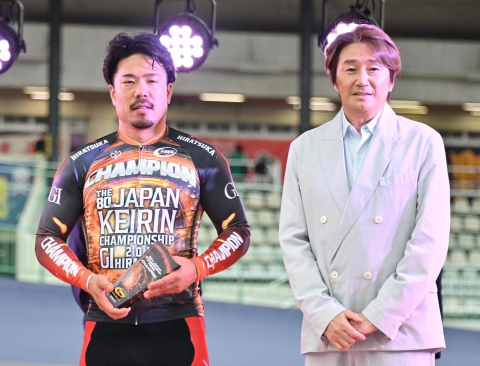日本選手権競輪を制し、スペシャルプレゼンターの近藤真彦（右）と写真撮影に臨む古性優作
