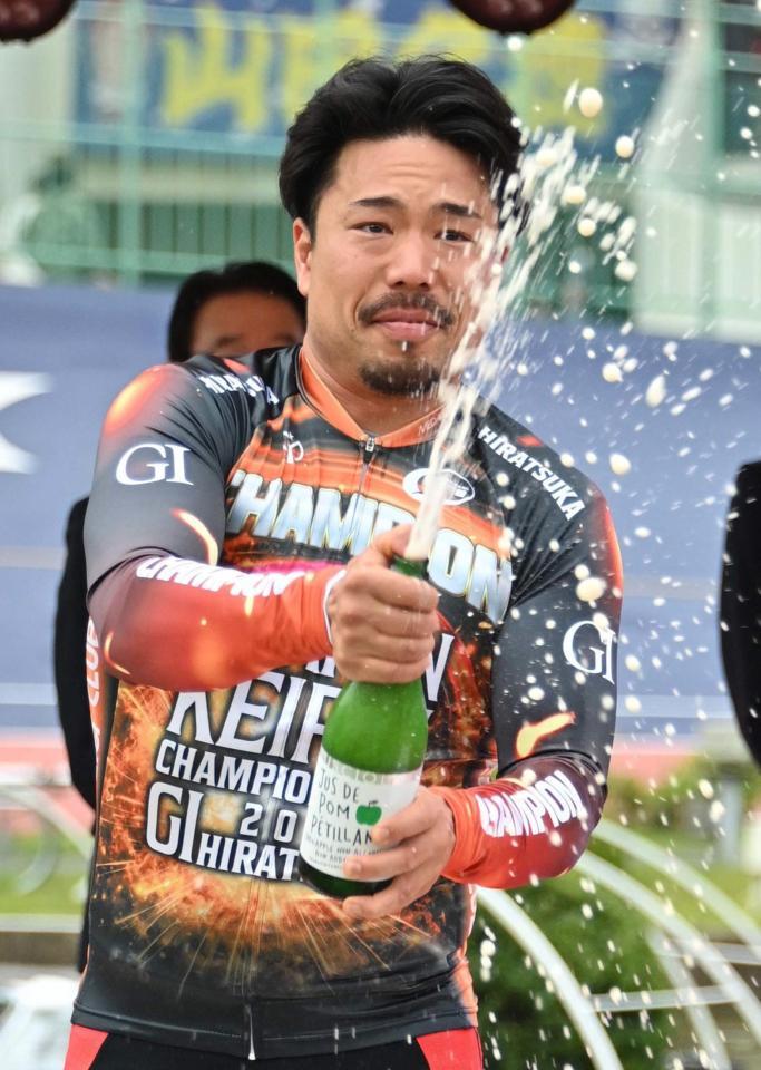 シャンパンを手に優勝を喜ぶ古性優作