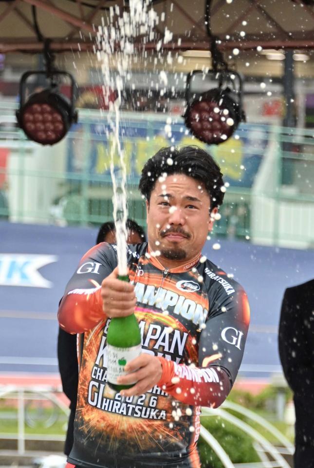 シャンパンを手に優勝を喜ぶ古性優作