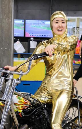 黄金の全身タイツ姿でウイニングランに臨む本田仁恵