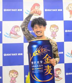 宮島ボートのサントリー杯を制し、スパイシーポーズを取る重木輝彦