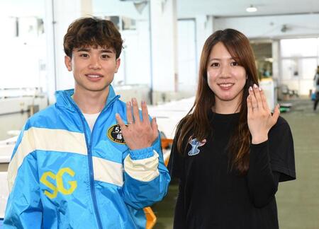 ４月９日に入籍した藤原碧生（左）と實森美祐（撮影・佐藤厚）