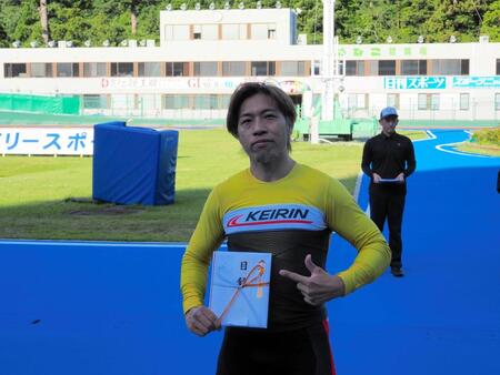 22年４月松戸以来４年ぶりの優勝に喜ぶ内藤秀久