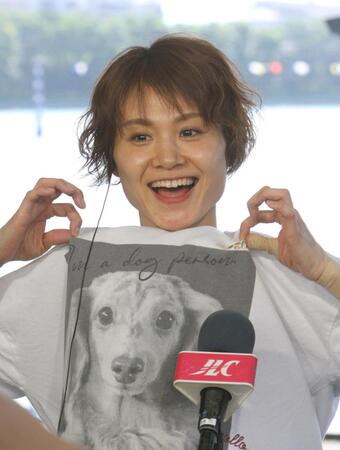 勝利者インタビューで愛犬のプリントされたトレーナーを着てニッコリの中沢宏奈