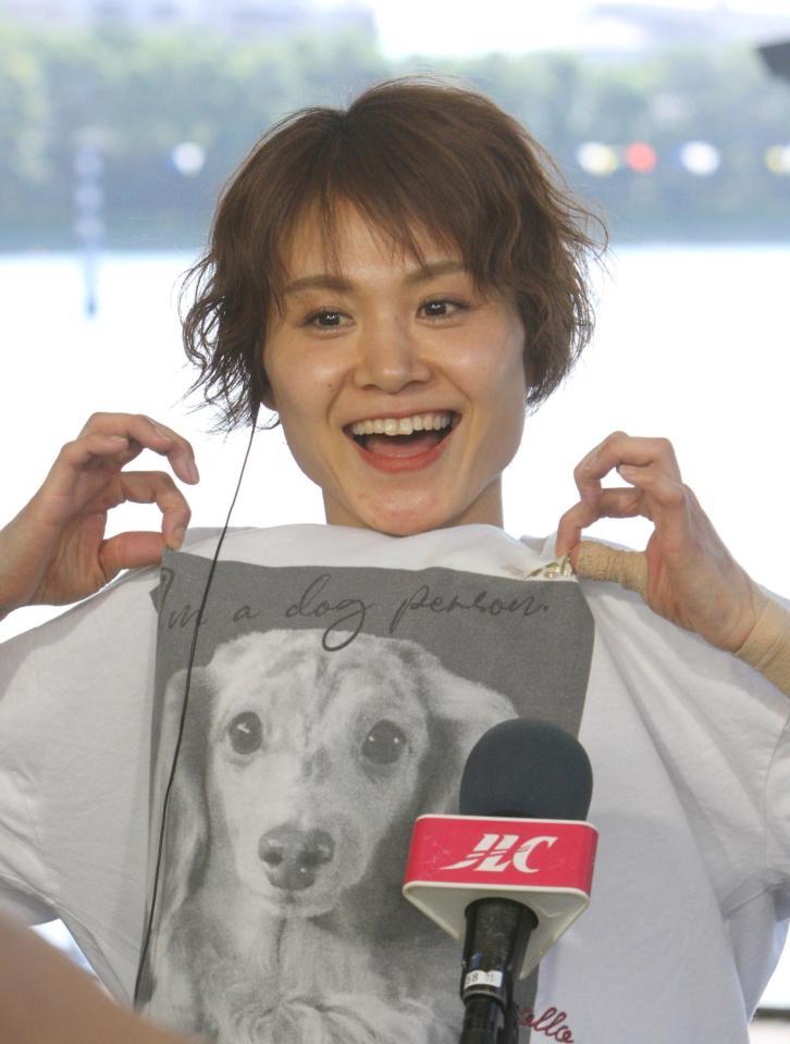 勝利者インタビューで愛犬のプリントされたトレーナーを着てニッコリの中沢宏奈