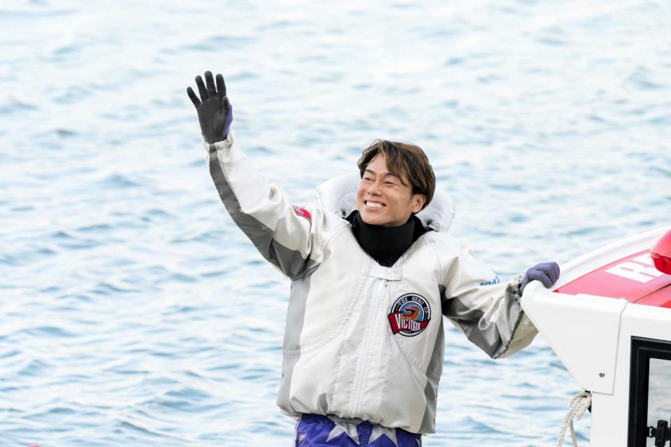 ファンの声援に答える丸野一樹