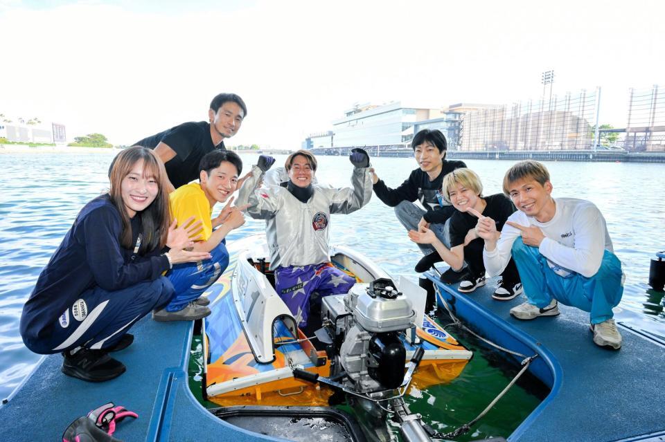 先輩、後輩らに祝福される丸野一樹