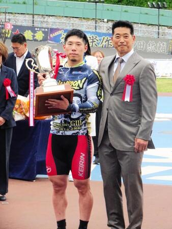 Ｇ３初制覇を果たし、神山雄一郎氏（右）に祝福される寺崎浩平