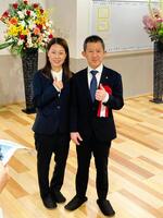 新宿舎に満足そうな瓜生正義（右）と寺田千恵