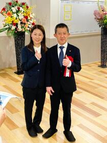 新宿舎に満足そうな瓜生正義（右）と寺田千恵