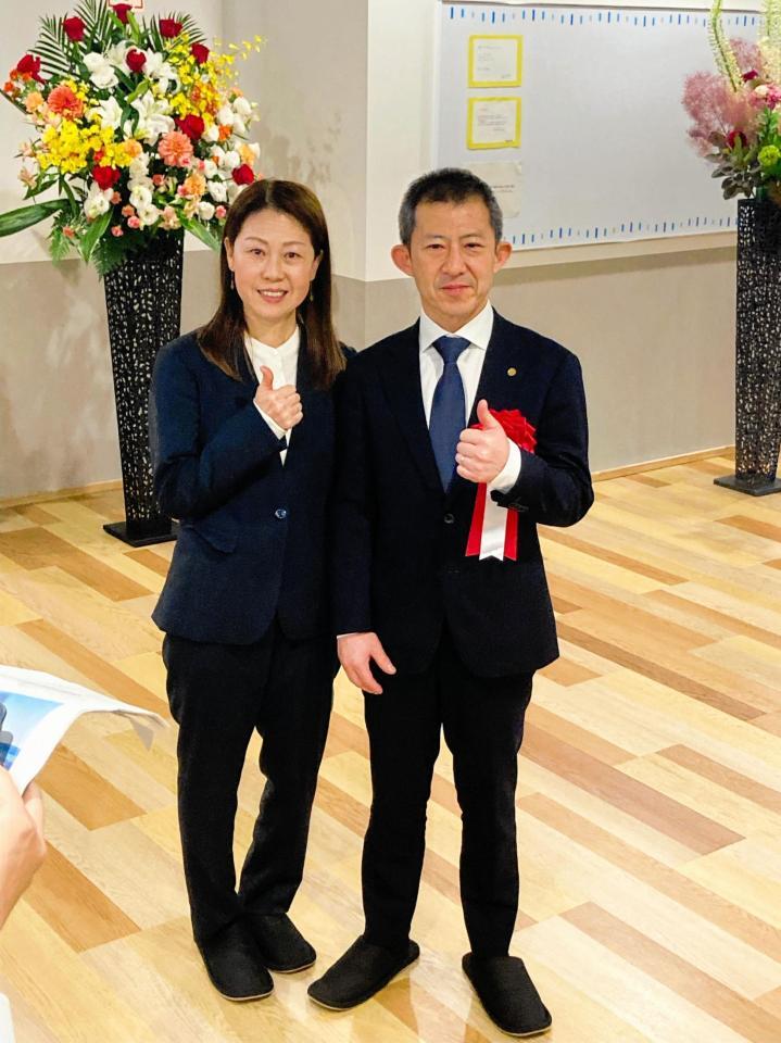 新宿舎に満足そうな瓜生正義（右）と寺田千恵