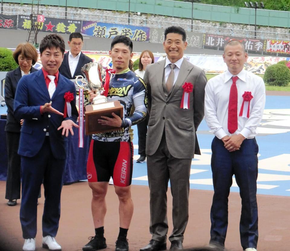 Ｇ３初制覇を果たし、神山雄一郎氏（右から２人目）とＵ字工事に祝福される寺崎浩平（左から２人目）