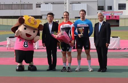優勝セレモニーで笑顔を見せるＳ級優勝・ラブレイセン（左から２人目）とガールズ優勝のアンドルーズ（同３人目）