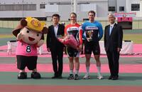 優勝セレモニーで笑顔を見せるＳ級優勝・ラブレイセン（左から２人目）とガールズ優勝のアンドルーズ（同３人目）