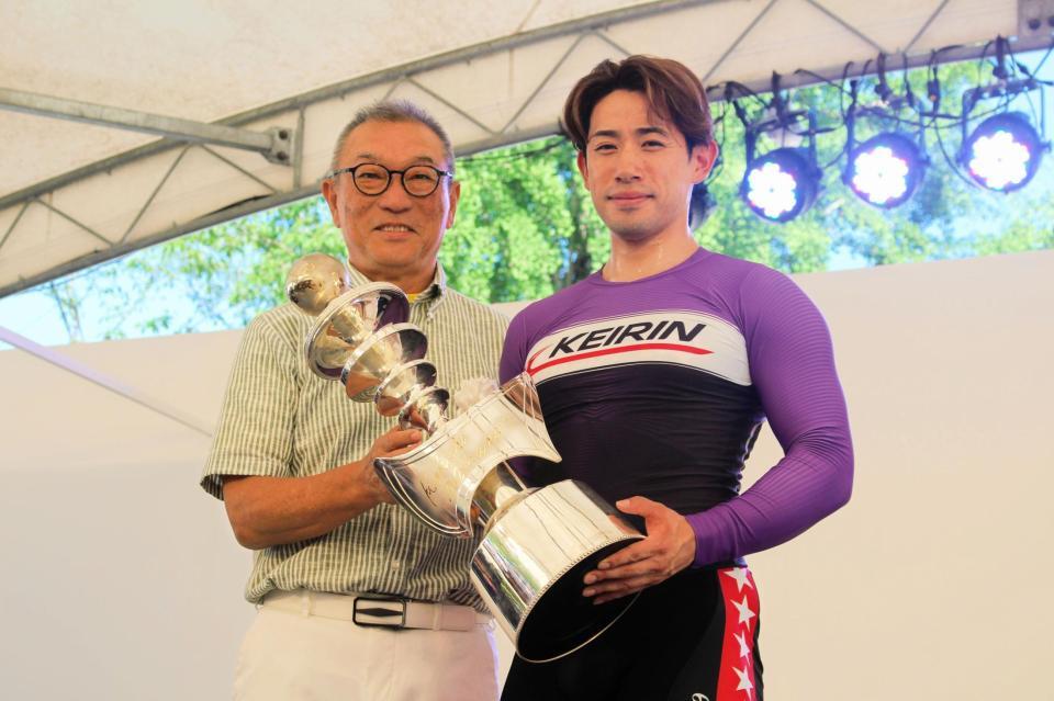中野浩一氏（左）の祝福を受ける新山響平
