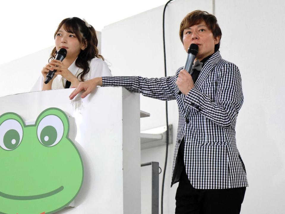ボートレース尼崎でトークショー中の福留光帆（左）とＭＣの永島知洋