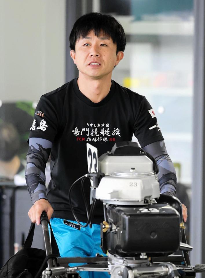 チルト自在の攻めをみせる菅章哉