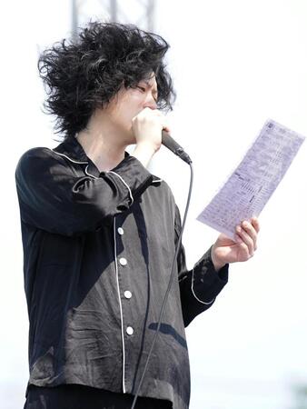 玉野競輪でオープニングライブに出演した粗品（玉野競輪場提供）