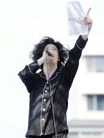 玉野競輪で熱唱する粗品（玉野競輪場提供）