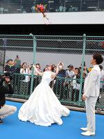 ブーケトス中の土井柚姫（中央）