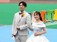 玉野競輪で結婚報告会を実施した土井慎二（左）、柚姫