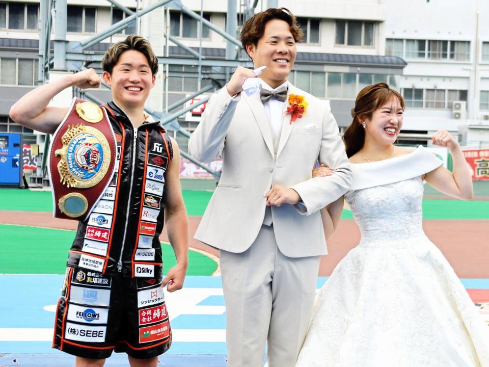 土井夫妻結婚報告会（左から）伊藤千飛、土井慎二、土井柚姫