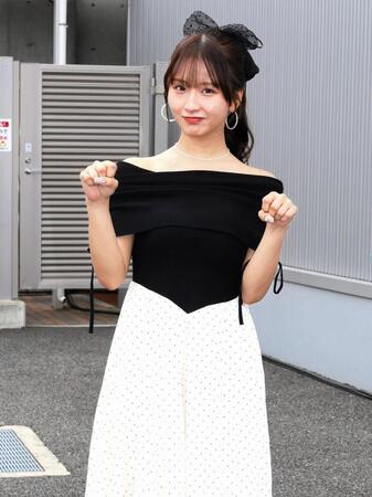 岸和田競輪で自転車に乗るポーズを披露する森脇梨々夏