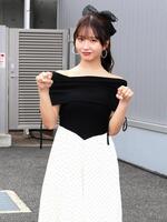 岸和田競輪で自転車に乗るポーズを披露する森脇梨々夏