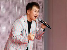 岸和田競輪でものまねライブ中の神奈月