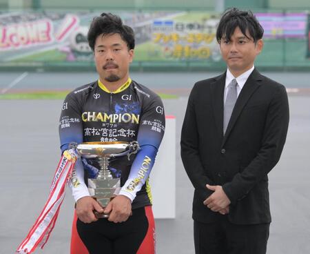 表彰式でプレゼンターの今井翼と記念写真に納まる古性優作（左）＝岸和田競輪（撮影・金居みつよし）