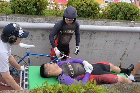 落車した寺崎浩平を気づかう古性優作（中央）＝岸和田競輪（撮影・金居みつよし）