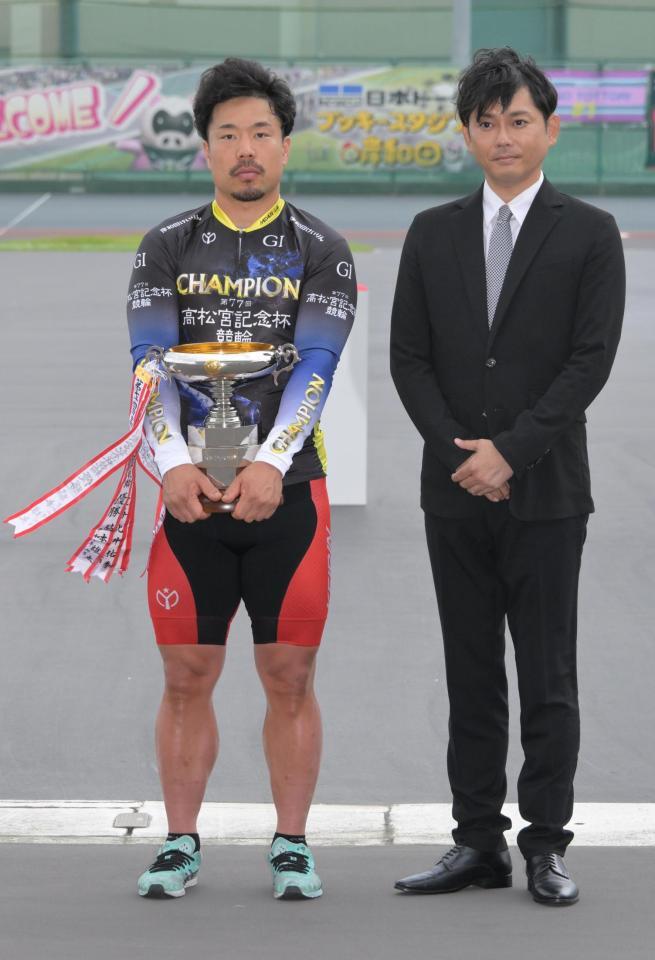 表彰式でプレゼンターの今井翼と記念写真に納まる古性優作（左）＝岸和田競輪（撮影・金居みつよし）
